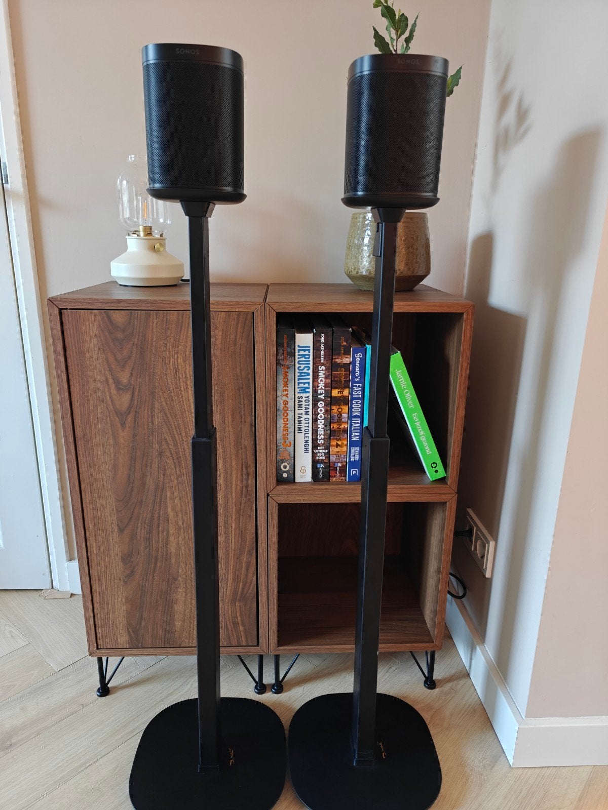 Twee Sonos One SL speakers op standaard, perfecte staat