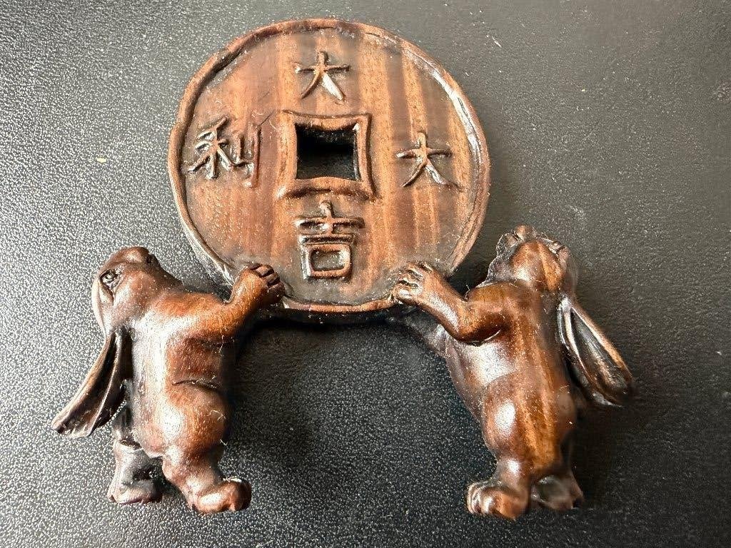 ironwood okimono  konijntjes met munt van voorspoed en geluk, Netsuke, 9 cm, Japan, Handgemaakt