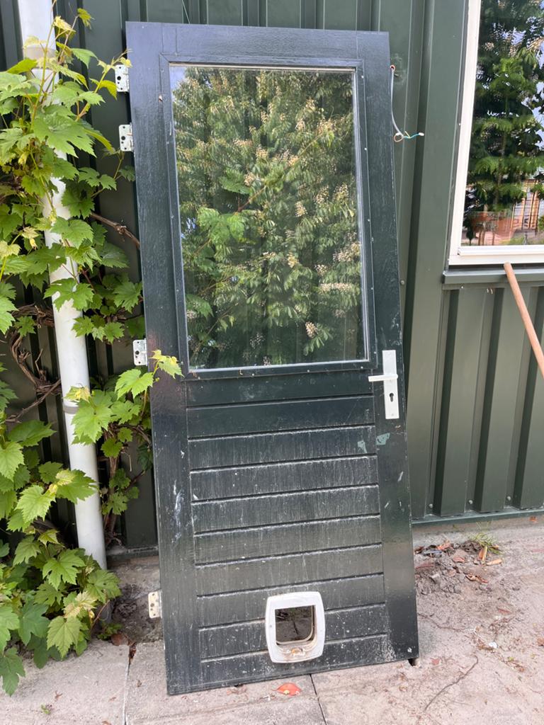 Gebruikte buitendeur met kattenluik, Doe-het-zelf en Verbouw, Deuren en Horren, Ophalen, Gebruikt, 80 tot 100 cm, Buitendeur