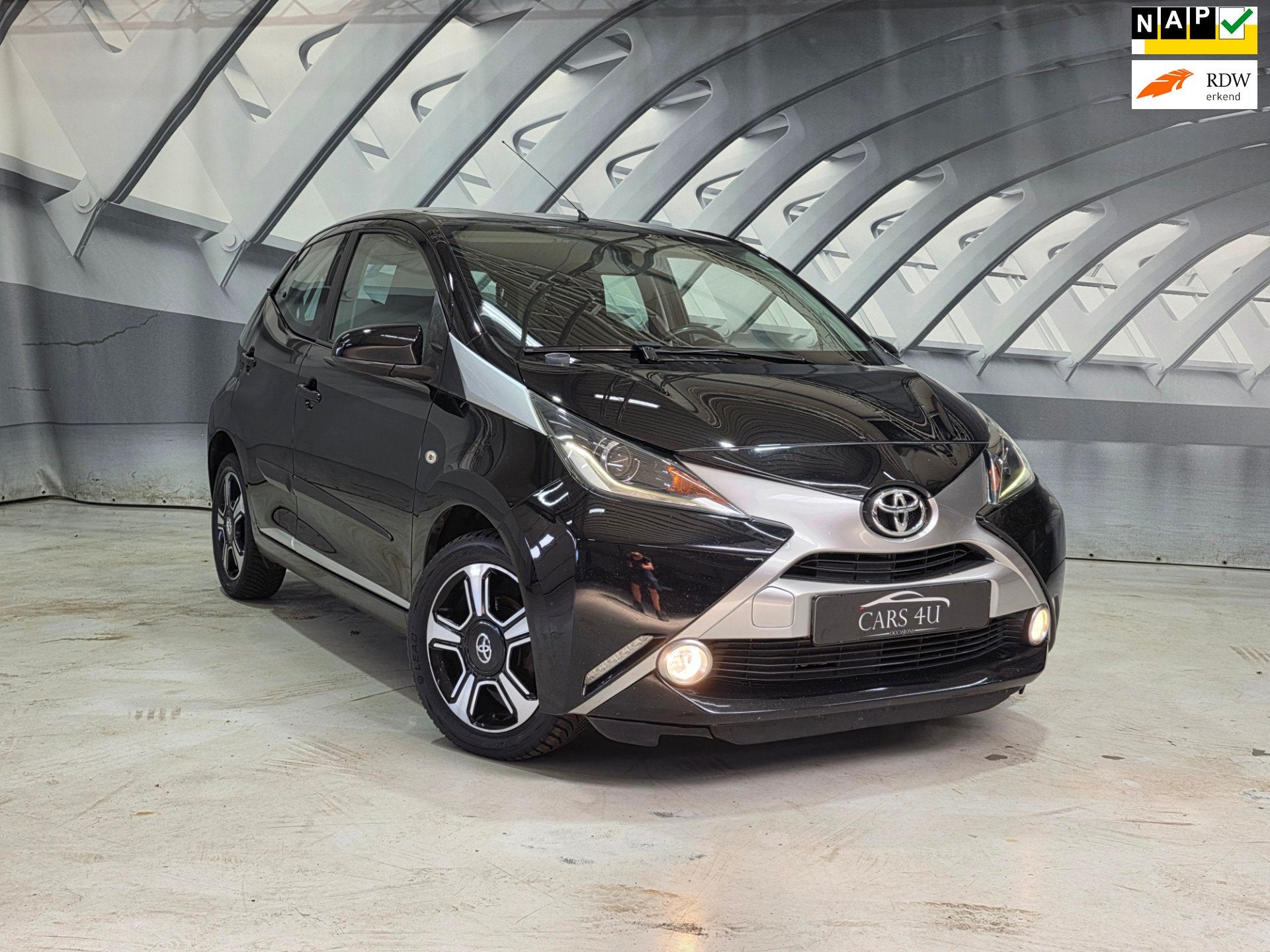 Toyota Aygo 1.0 VVT-i x-clusiv clima cruise navi keyless, Voorwielaandrijving, Euro 5, Stof, Gebruikt