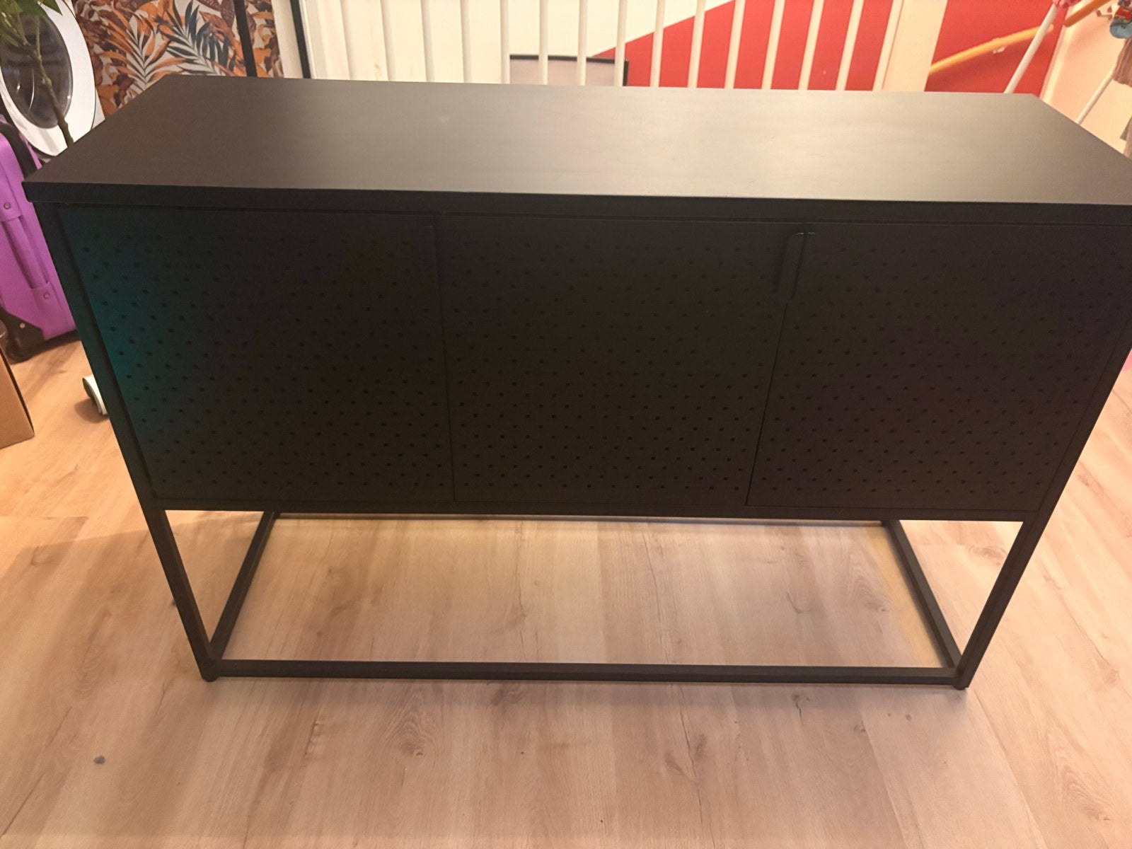 Zwart dressoir/kast met geperforeerde deuren, Gebruikt, 100 tot 150 cm, Ophalen of Verzenden, Metaal