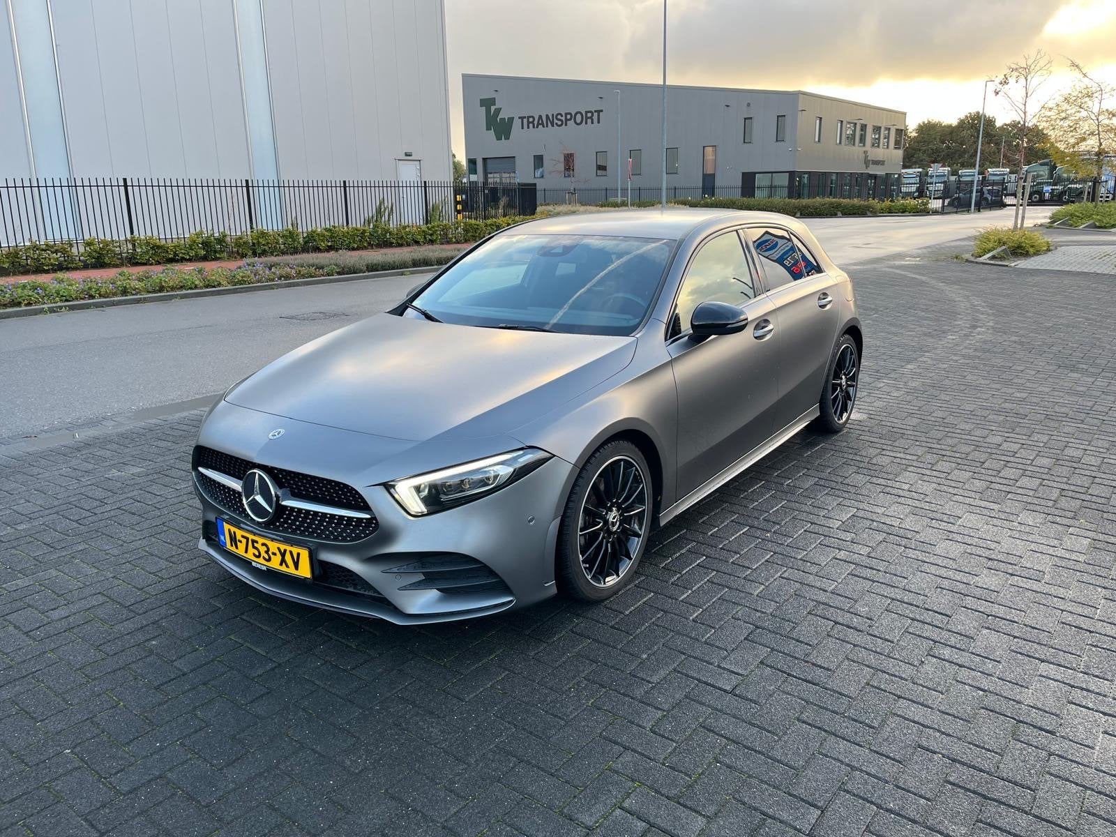 Mercedes-Benz A200 | AMG Line | Magno Grijs, Auto's, Voorwielaandrijving, Apple Carplay, Zwart, 4 cilinders