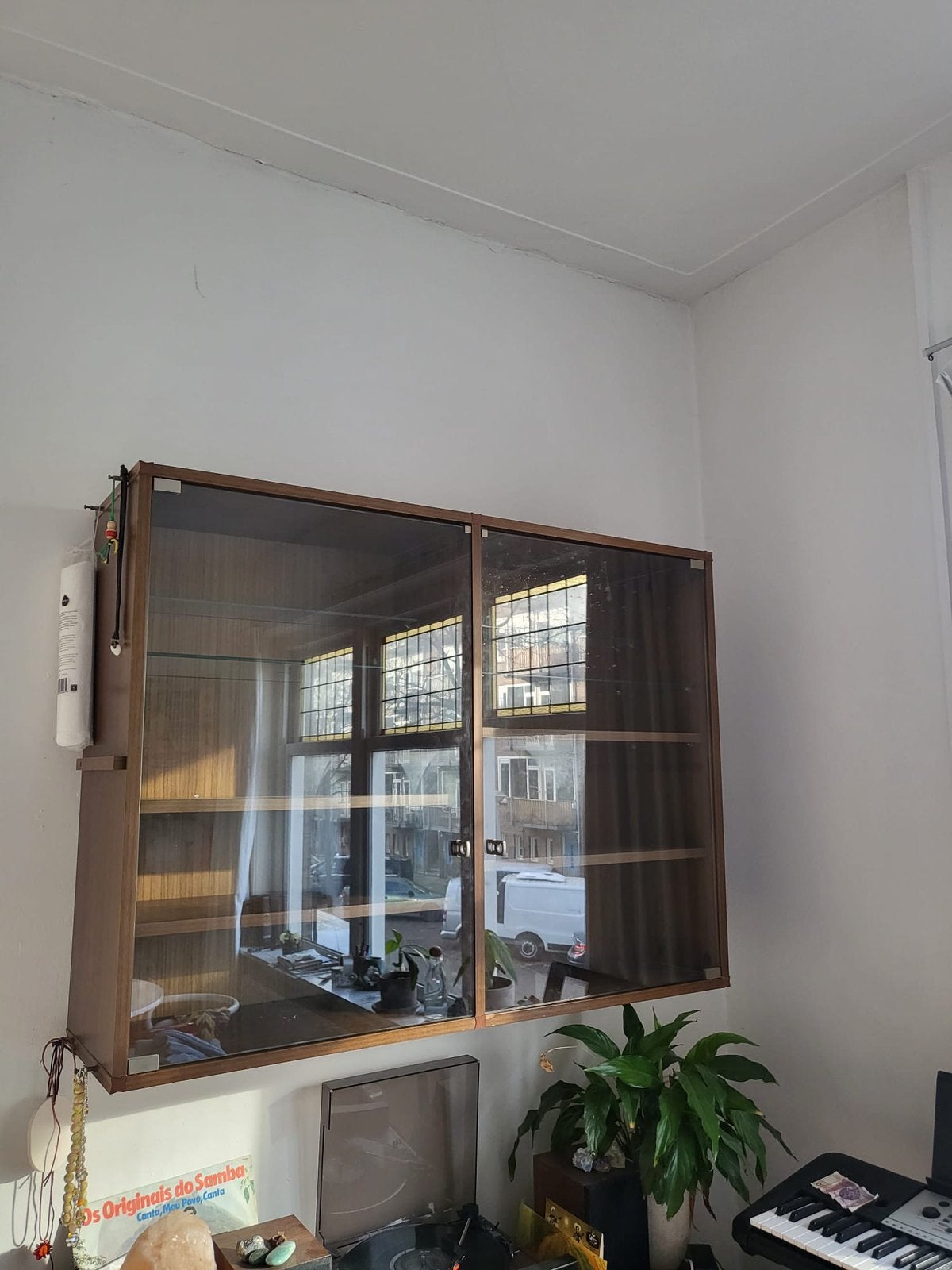 Wooden display cabinet with glass door and shelves, Ophalen, Gebruikt, 100 tot 150 cm, Minder dan 100 cm
