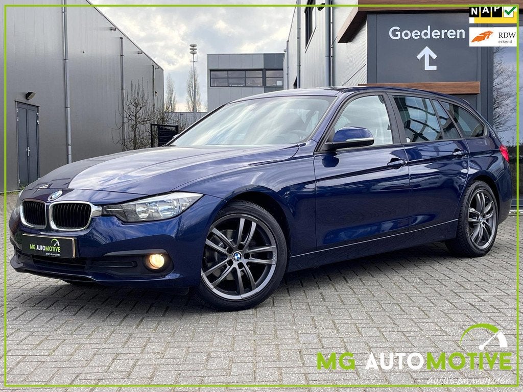 BMW 3-serie Touring 318i Essential | Apple Car Play | 18 inc, Gebruikt, Blauw, 1445 kg, Origineel Nederlands