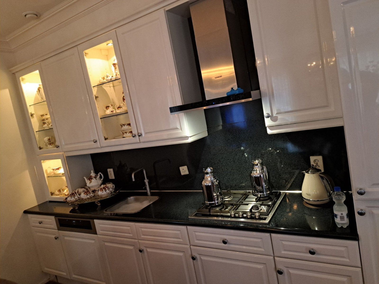 Moderne hoogglans witte keuken met donker granieten blad, Huis en Inrichting, Keuken | Complete keukens, Ophalen
