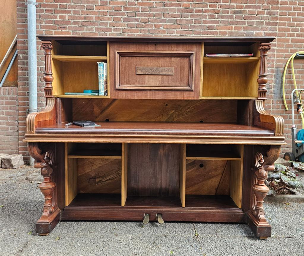 Tot bureau omgebouwde piano, Ophalen