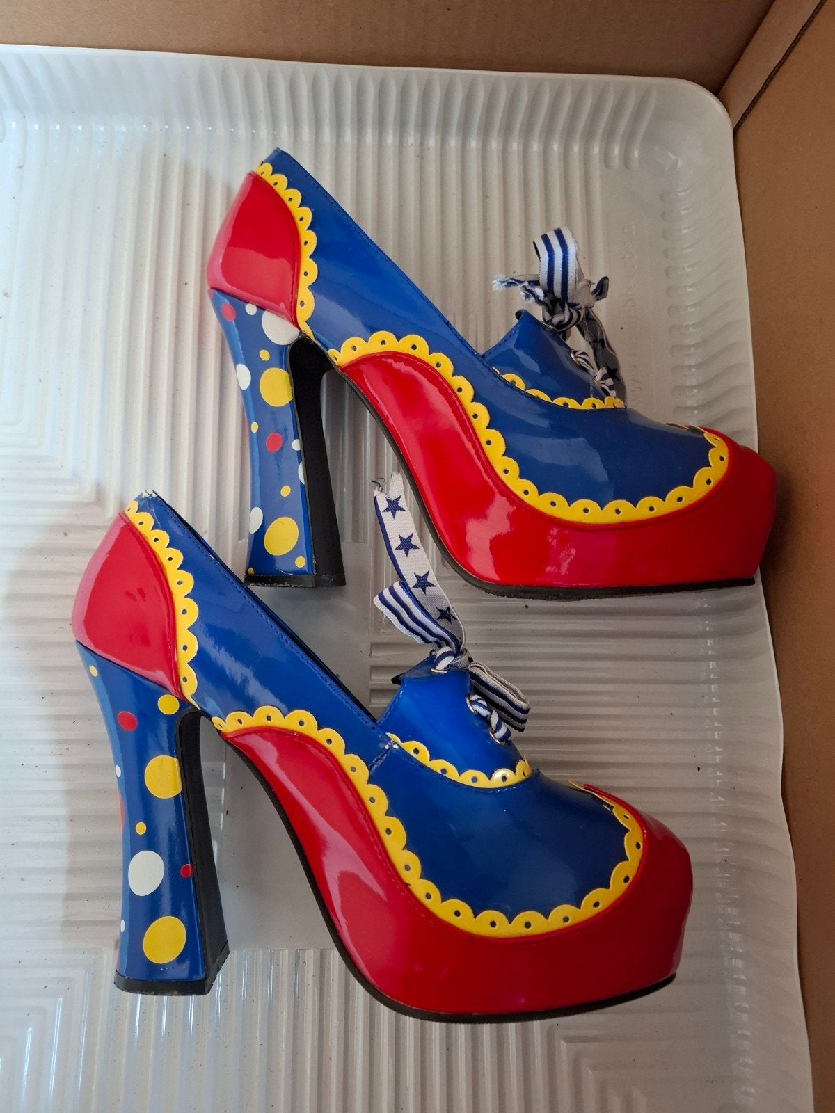 Opvallende Oktoberfest Pumps - Ook geschikt als decoratie, Ophalen of Verzenden, Gedragen, Blauw, Pumps