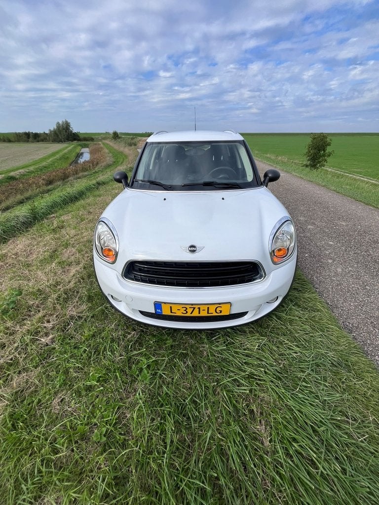Mini Countryman 1.6 D 90pk 2016 Wit, Auto's, Voorwielaandrijving, Stof, Airbags, Zwart