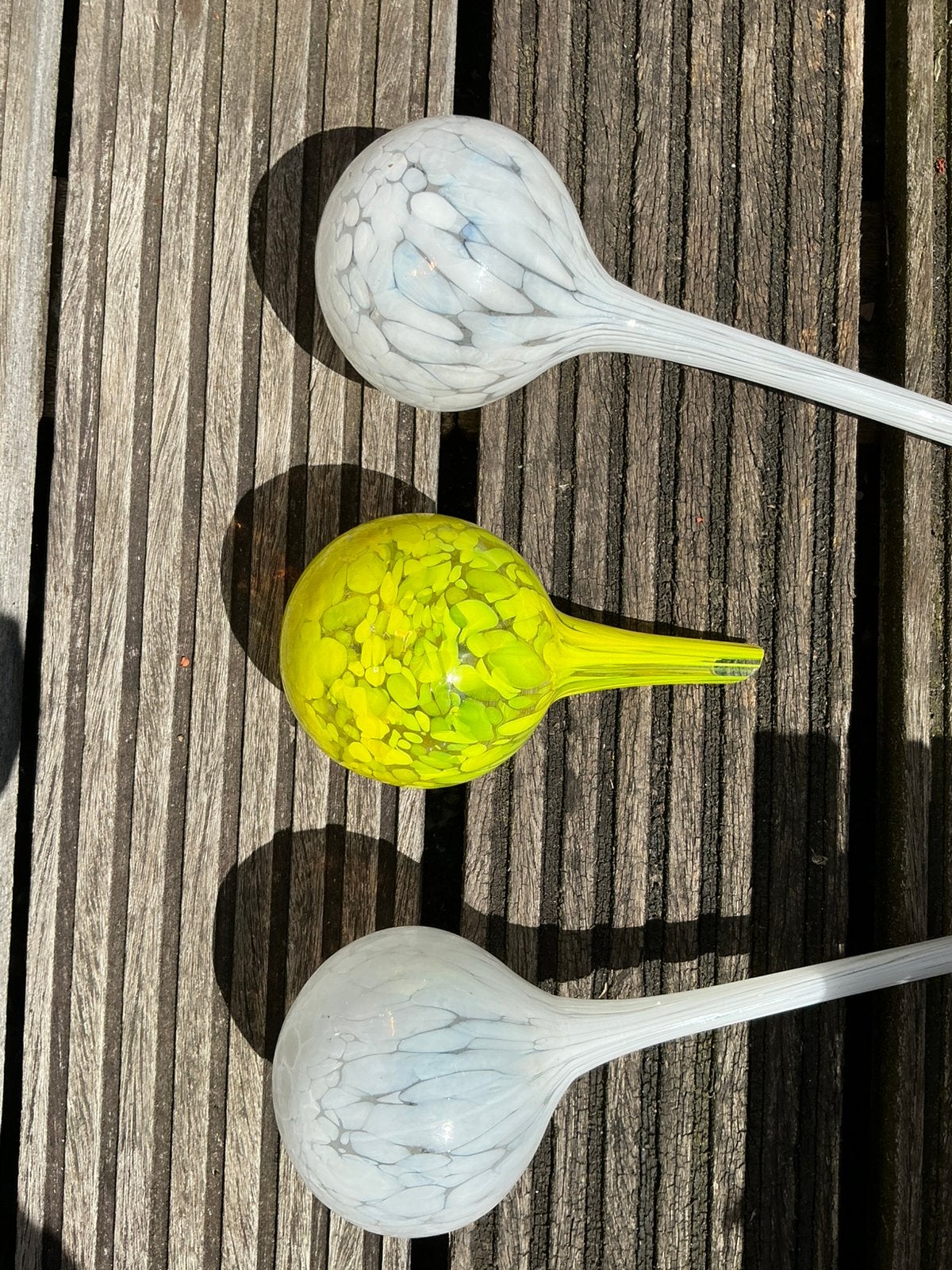 3 Glazen waterdruppelaars / irrigatiebollen 2x wit + 1x geel, Tuin en Terras, Ophalen of Verzenden, Zo goed als nieuw