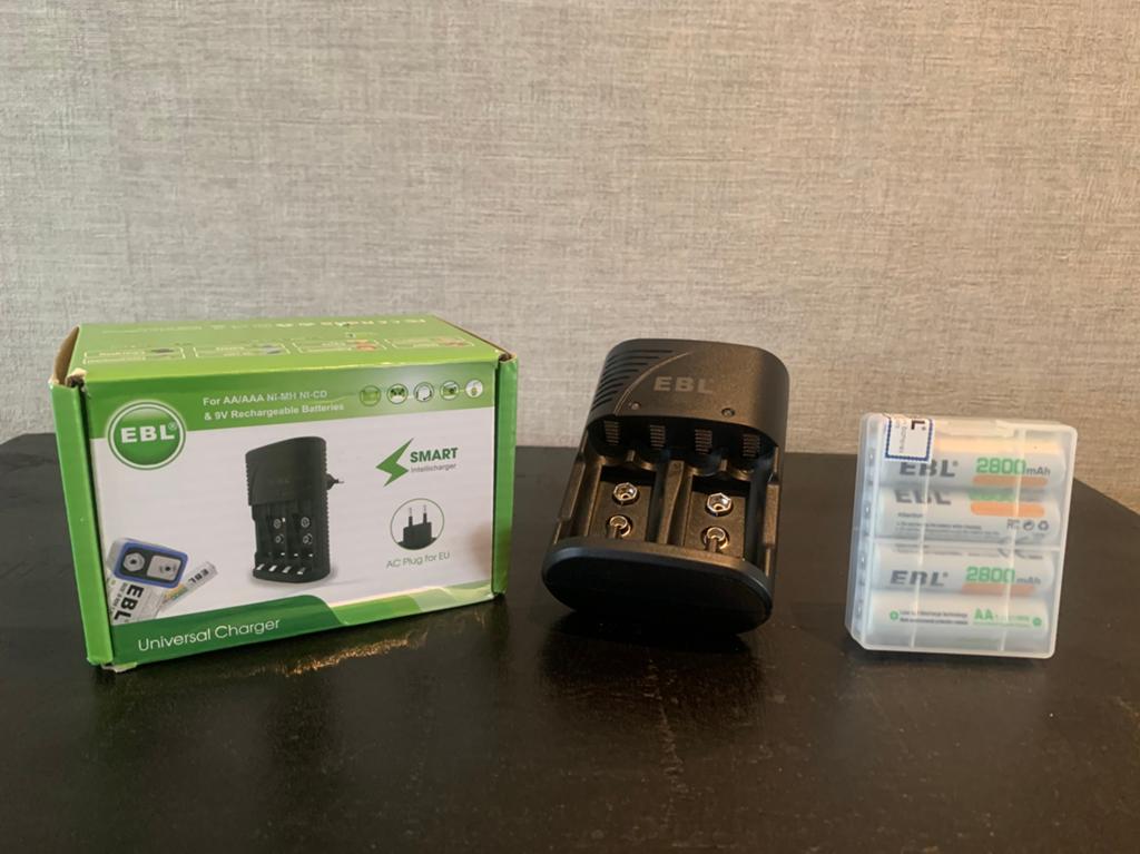 EBL universele oplader AA / AAA + 4 oplaadbare AA batterijen, EBL, Nieuw, Ophalen of Verzenden, EBL