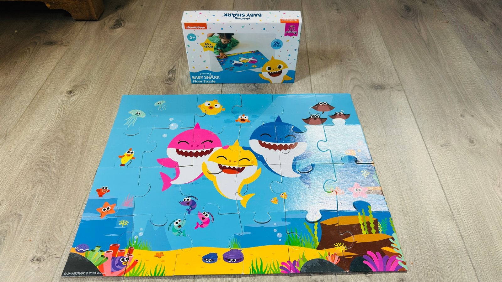 Baby Shark Vloerpuzzel - 24 stukjes, Ophalen of Verzenden, 10 tot 50 stukjes, Zo goed als nieuw, 2 tot 4 jaar