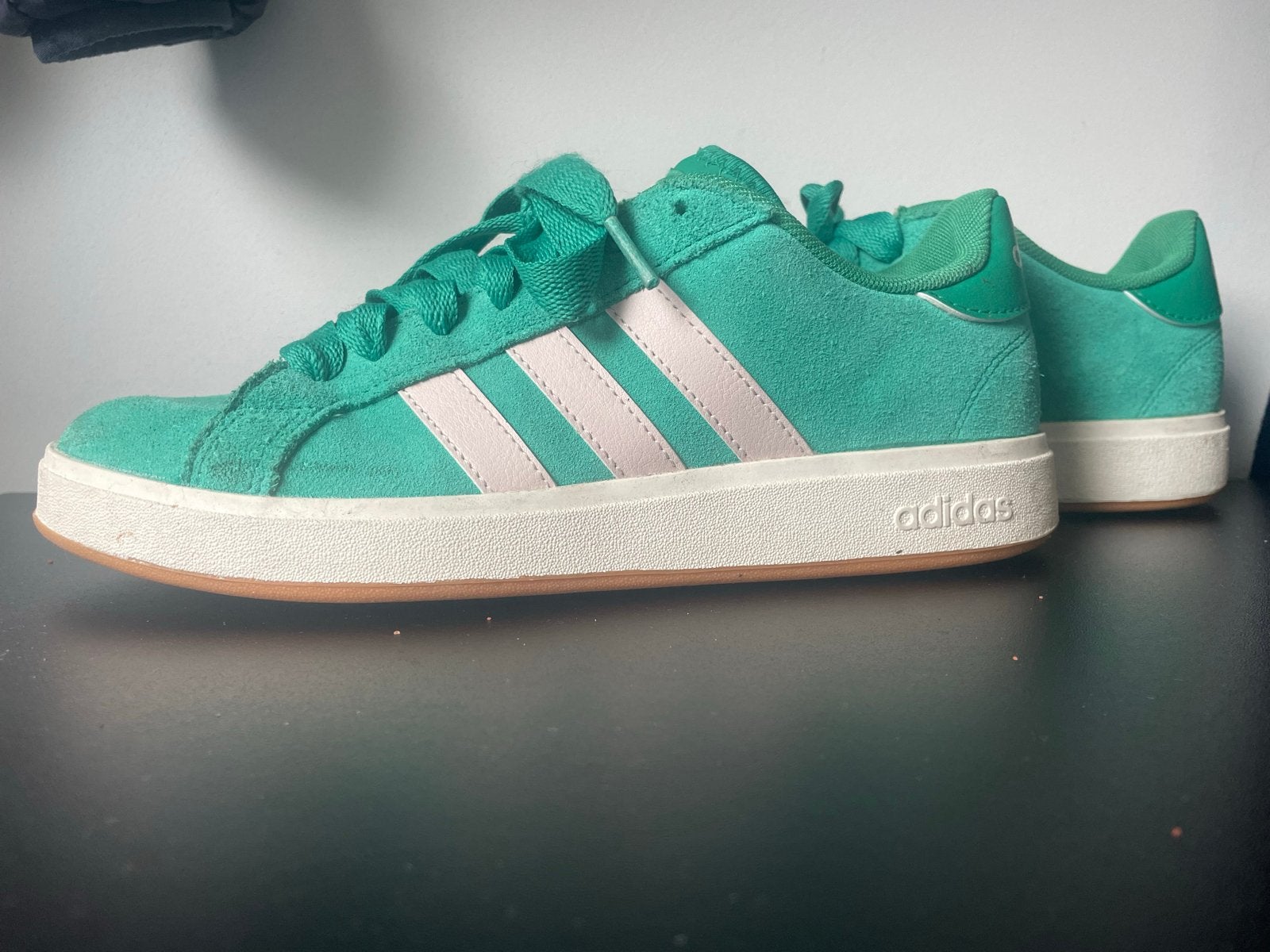 Adidas sneakers - perfecte staat, Ophalen of Verzenden, Zo goed als nieuw, Groen, Sneakers of Gympen