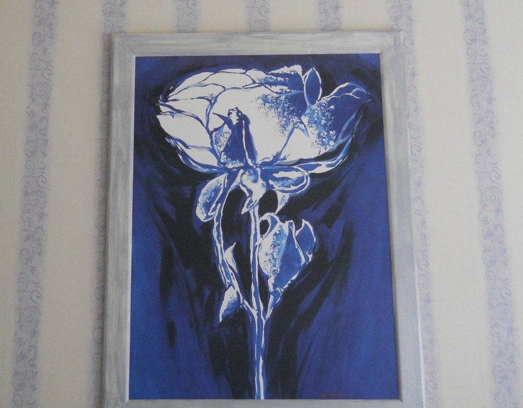 blauw schilderij met witte roos (afm. 90 cm x 70 cm), Ophalen, Zo goed als nieuw, 50 tot 75 cm, Schilderij