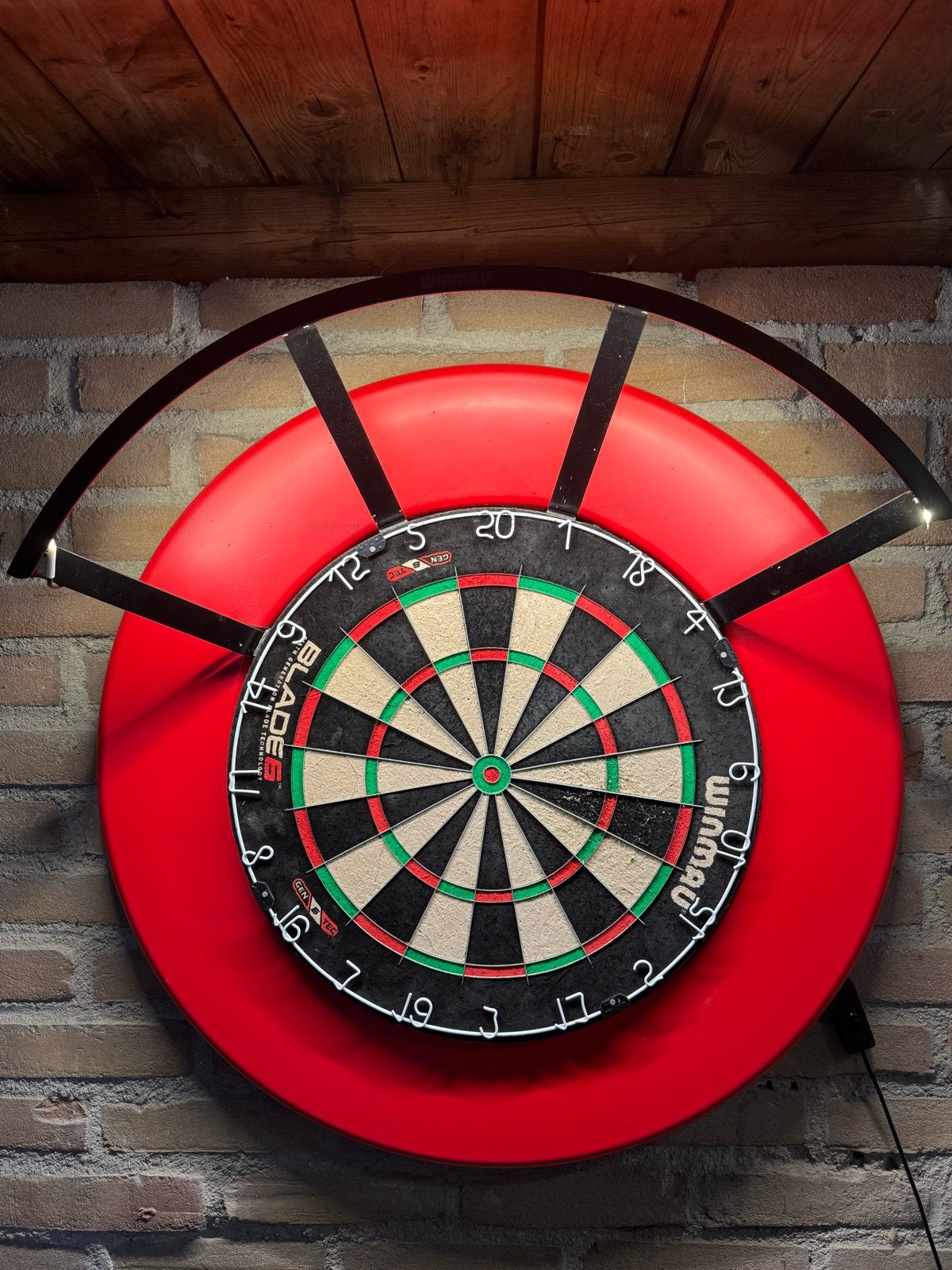 Winmau Blade 6 dartbord met surround en verlichting, Sport en Fitness, Darts, Ophalen of Verzenden, Gebruikt, Dartbord