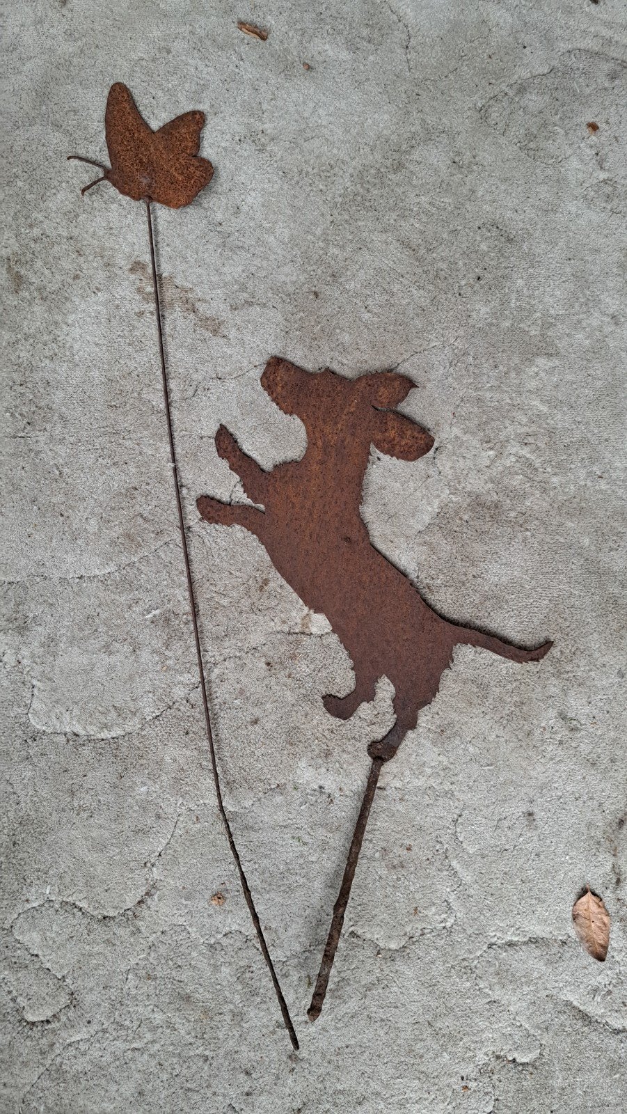 Roestbruin metalen tuinsteker: hond met vlinder, Tuin en Terras, Ophalen of Verzenden, Zo goed als nieuw, Metaal, Dierenbeeld