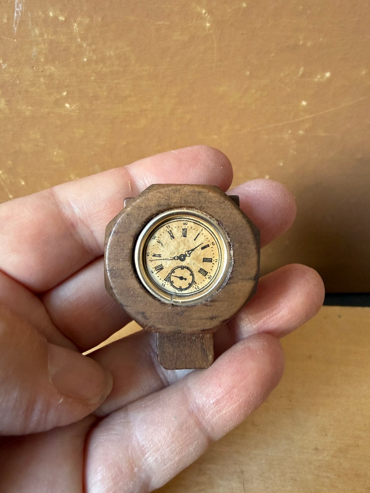 Klok Shackman ?? - hxb 4.2x3.3cm - hout, Ophalen of Verzenden, Zo goed als nieuw, Poppenhuis