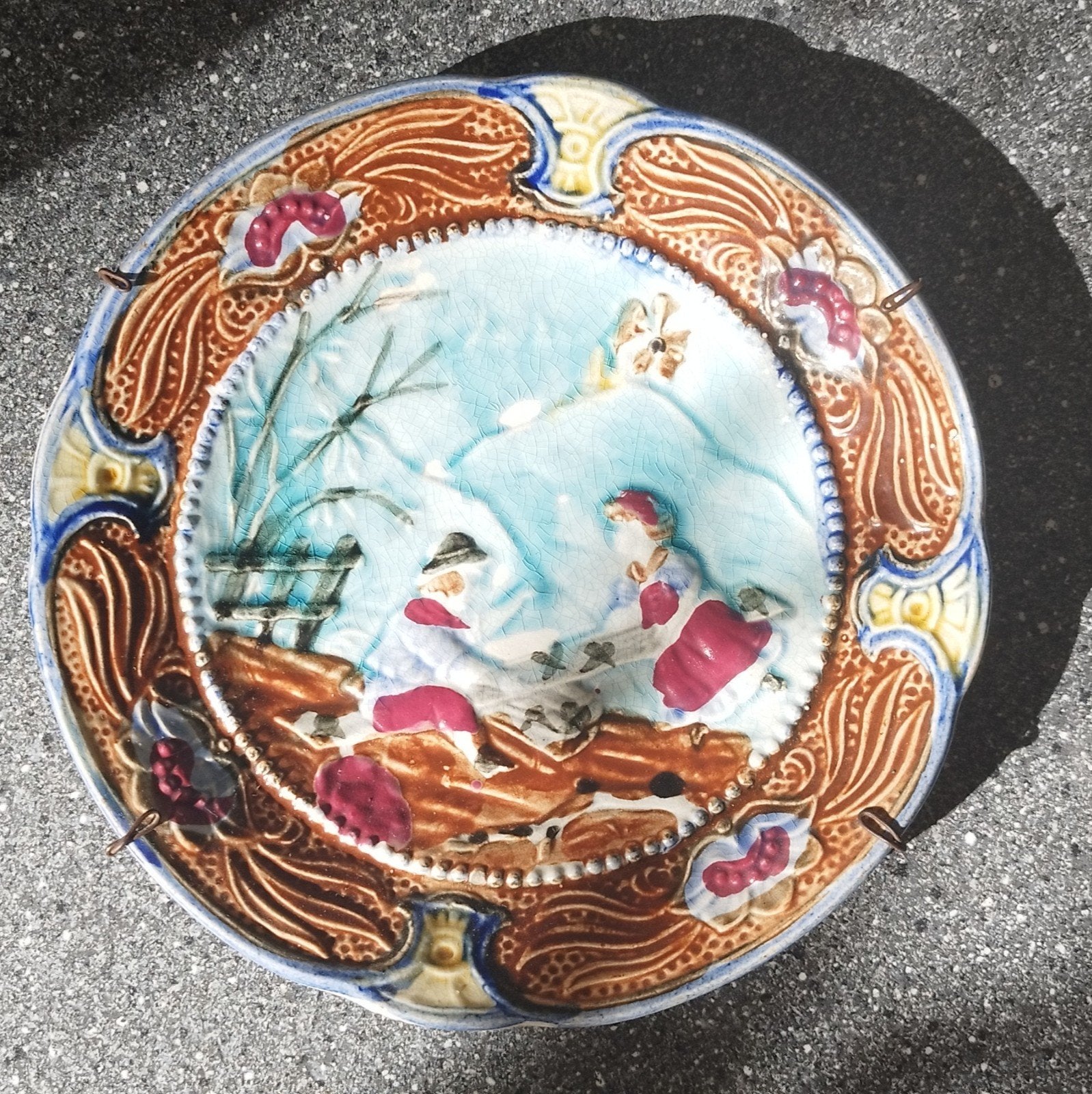 Antiek decoratief bord met landschap en figuren, Ophalen