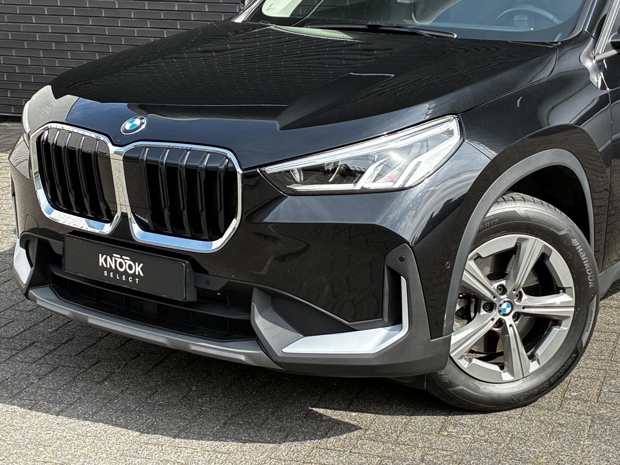 BMW X1 sDrive20i Automaat / Live Cockpit Plus / Navigatiesys, Auto's, Dealer onderhouden, Euro 6, Zwart, Origineel Nederlands