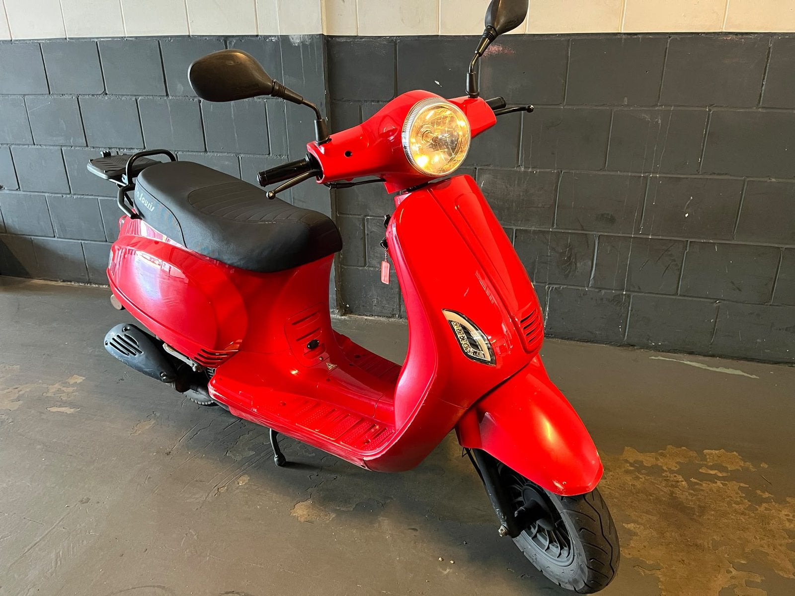 La souris sourini R scooter 45km vespa look, Fietsen en Brommers, Ophalen, Zo goed als nieuw, Benzine