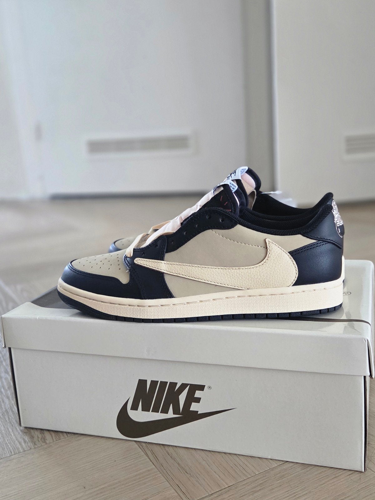 Travis Scott x Air Jordan 1 Low OG "Pale Vanilla" - Nieuw, Kleding | Heren, Schoenen, Overige kleuren, Nieuw, Sneakers of Gympen