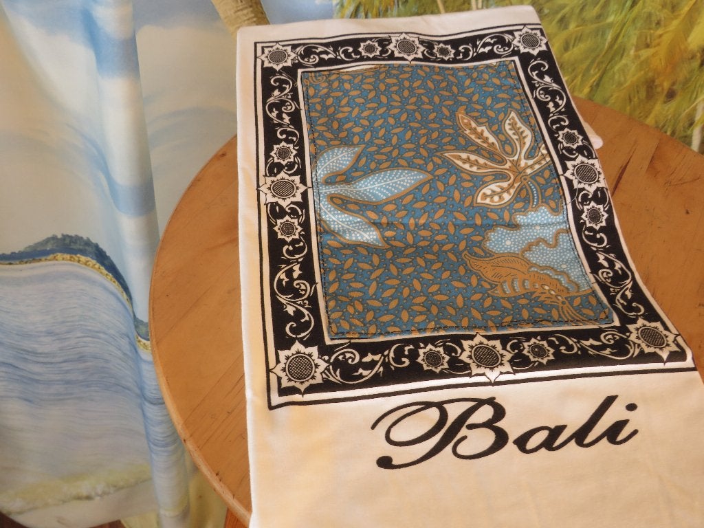 Nieuw  wit tshirt met blauwe bali print mt M  Krisna, Maat 38/40 (M), Wit, Nieuw, Ophalen of Verzenden