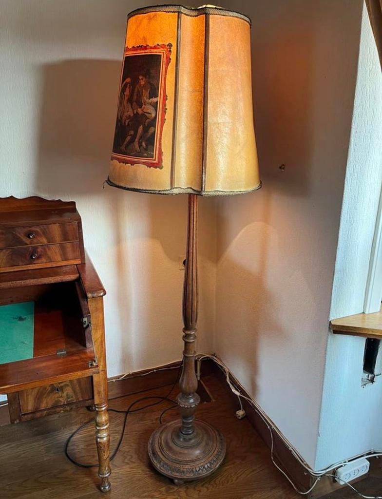 Antieke Staande Lamp met Bewerkt Eikenhout en Lederen Kap, Ophalen