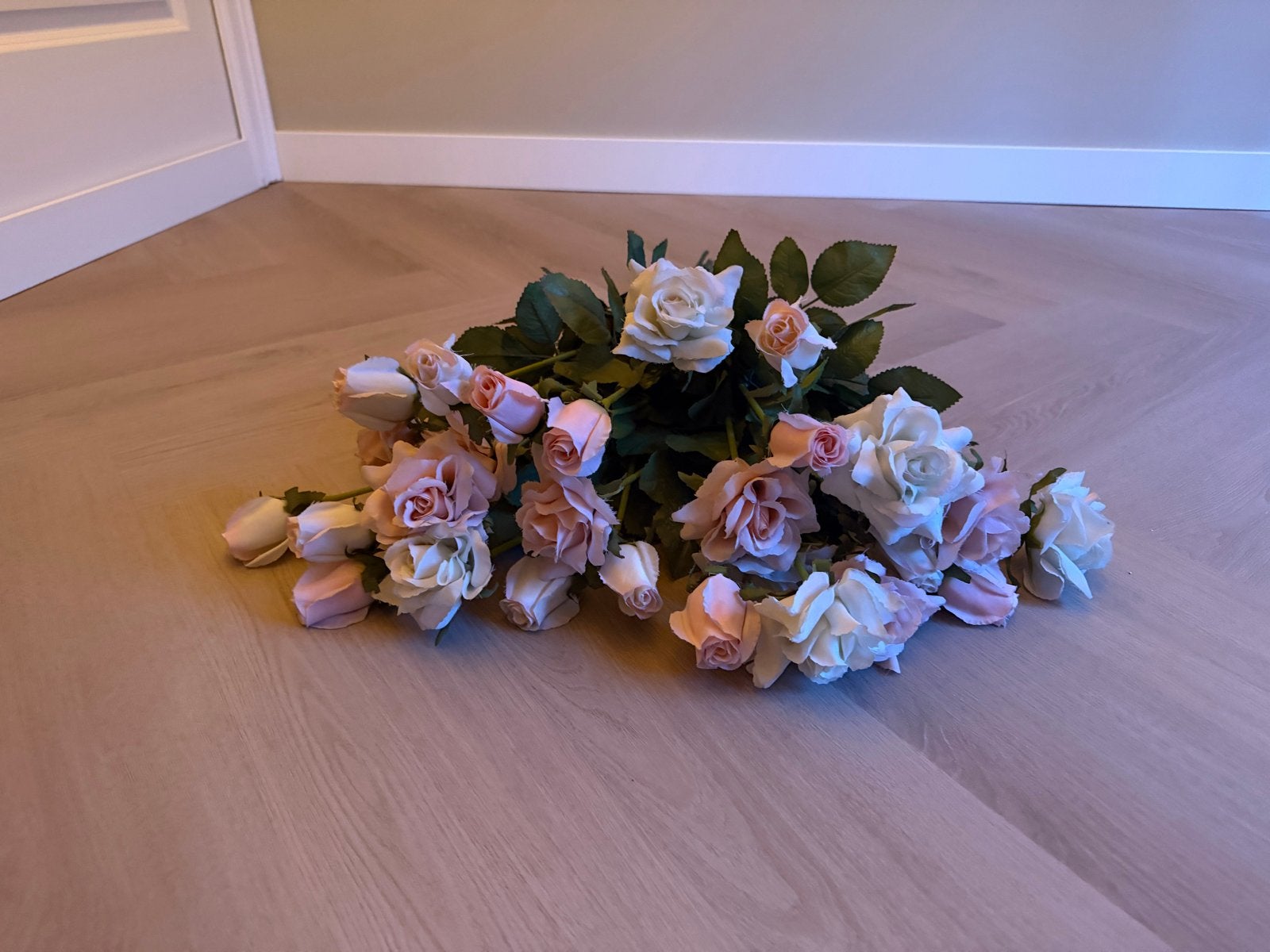 Prachtige Kunstbloemen Boeket - Rozen in Roze en Wit, Ophalen, Binnen, Textiel, Zo goed als nieuw