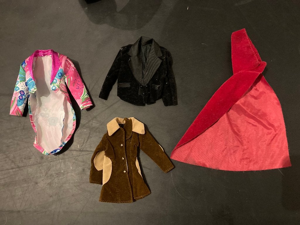 Lotje Barbiekleding Barbie Fleur Sindy ken colberts jasjes, Ophalen of Verzenden, Gebruikt, Kleertjes