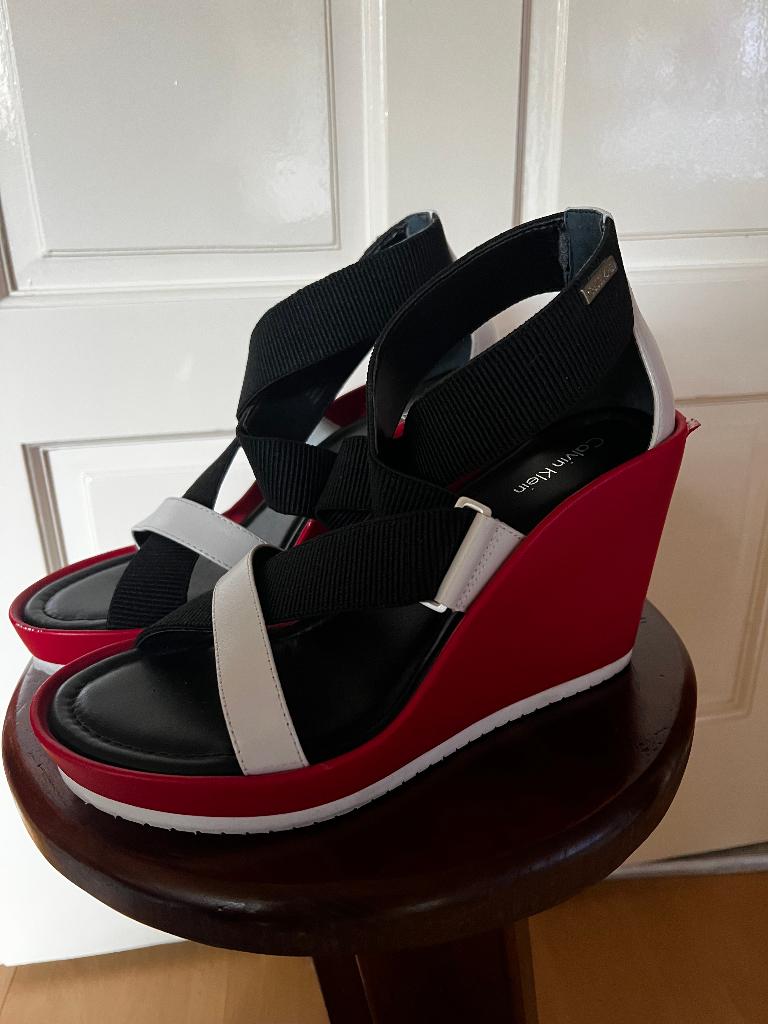 sleehak Calvin Klein mt 39, Kleding | Dames, Schoenen, Pumps, Zwart, Ophalen of Verzenden, Zo goed als nieuw