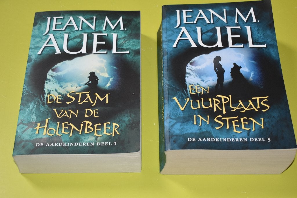 De Aardkinderen - deel 1 en 5- z.g.a.n.- Jean M. Auel, Ophalen of Verzenden, Zo goed als nieuw, Jean M. Auel