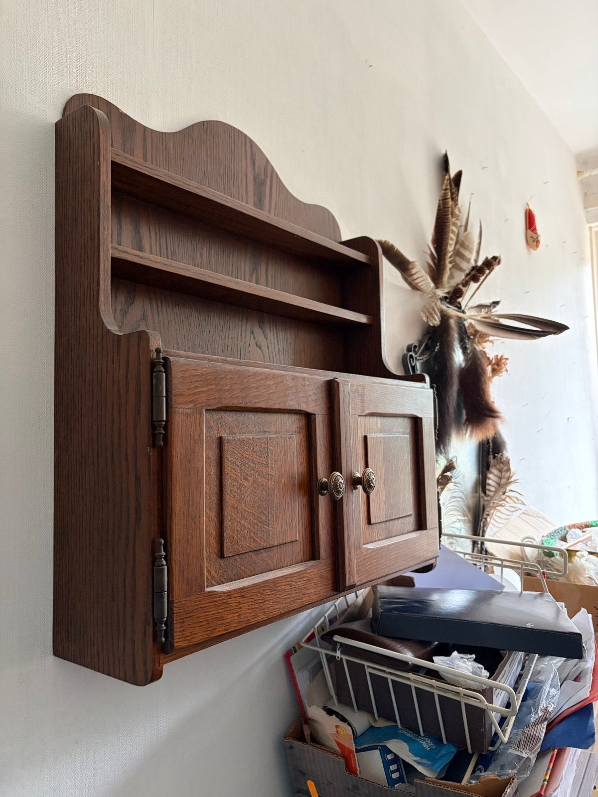 Vintage houten wandkastje met twee deurtjes en planken, Ophalen, Gebruikt