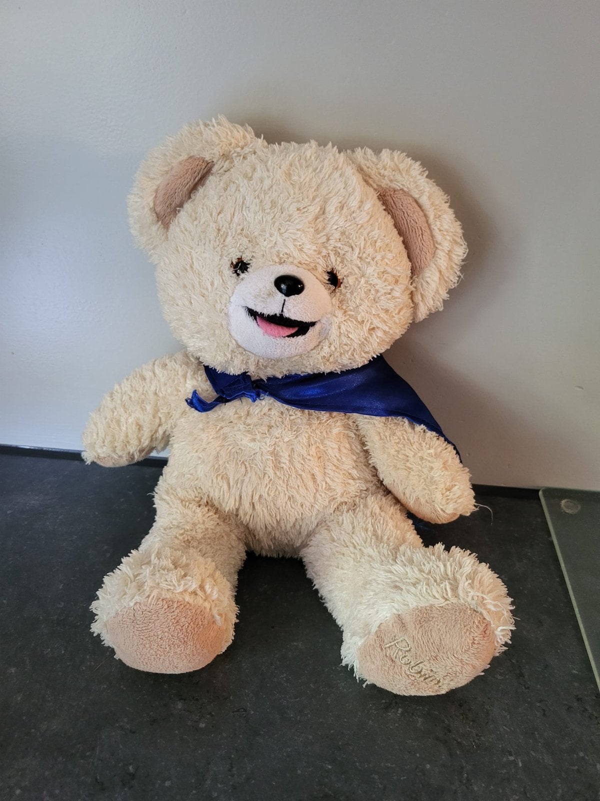 Schattige beige teddybeer met blauwe cape - Robijn, Gebruikt, Beer, Ophalen of Verzenden, Middelgroot (20 tot 80 cm)