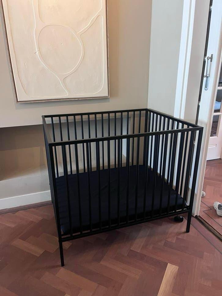 Zwart stalen Baby Box, Kinderen en Baby's, Ophalen, Zo goed als nieuw, Vierkant