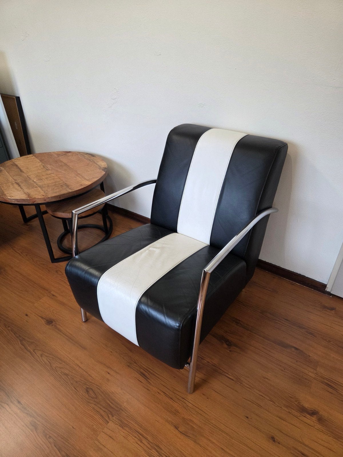 Montel Fauteuil - Zwart/Wit Leer met Chromen Details, Ophalen, 75 tot 100 cm, Zo goed als nieuw, Modern