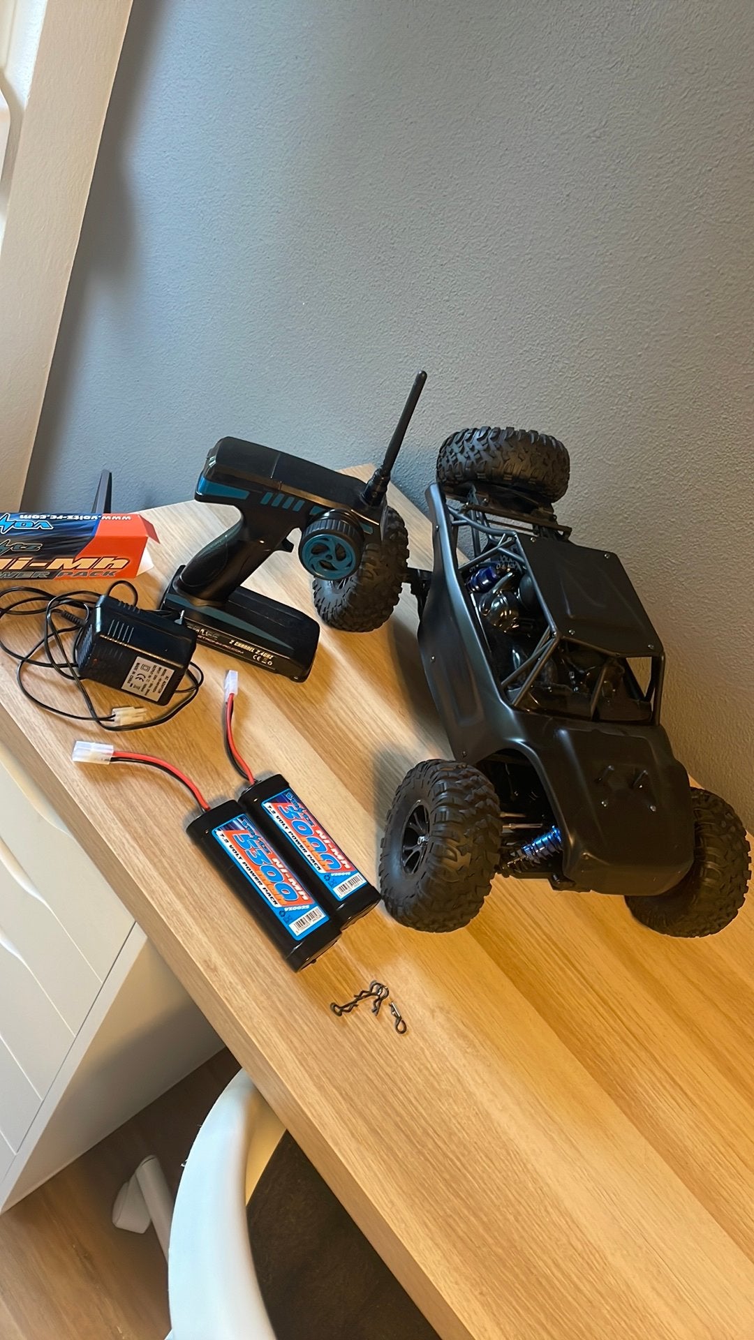 Outlaw off-road rc auto met twee bijna splinternieuwe accus, Hobby en Vrije tijd, Auto offroad, Zo goed als nieuw, Schaal 1:10