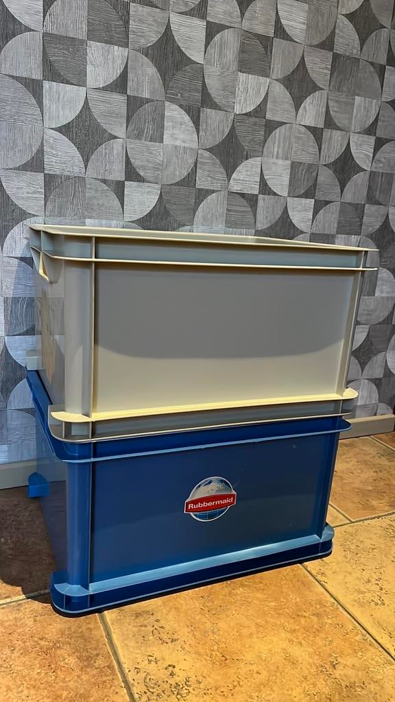 2 Curver Rubbermaid stapelbakken opbergbox, Doe-het-zelf en Verbouw, Kratten en Dozen, Ophalen, Doos, 40 tot 60 cm, Minder dan 35 cm