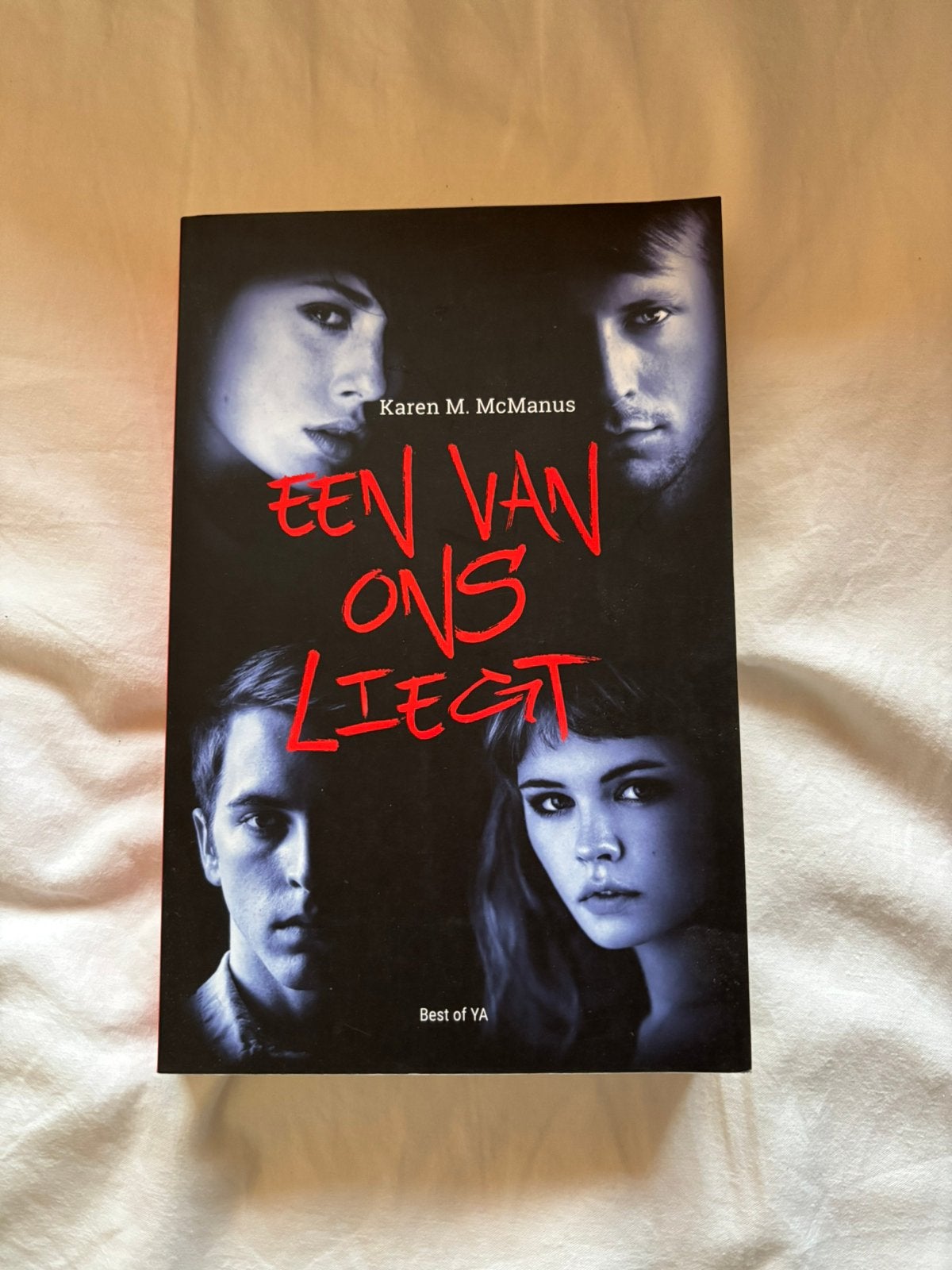 Een van ons liegt - Karen M. McManus, Boeken, Ophalen of Verzenden, Zo goed als nieuw