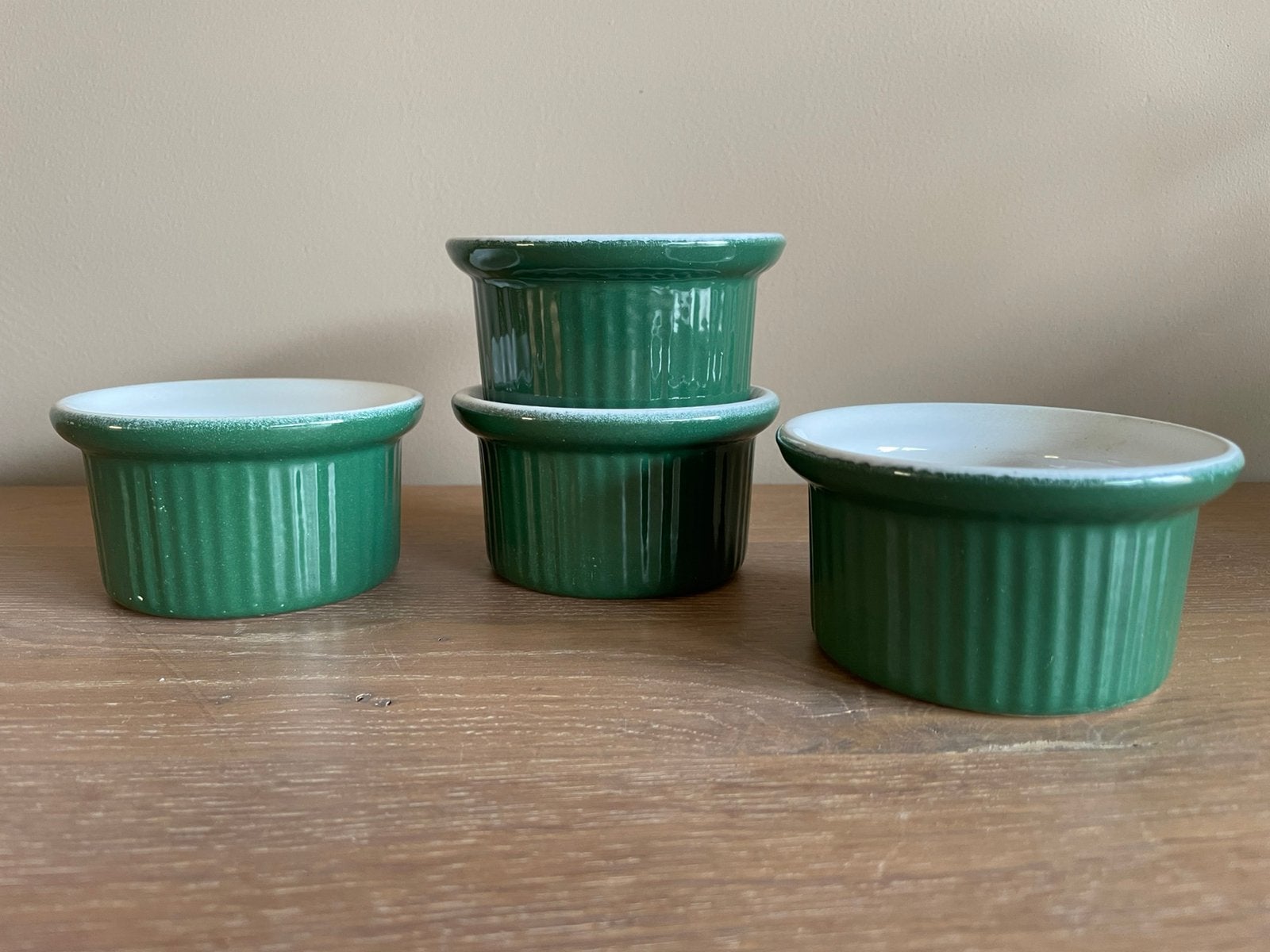 4 Emile Henry ramekins, ovenschaaltjes of souffléschaaltjes, Ophalen of Verzenden, Zo goed als nieuw, Steen/keramiek, Groen