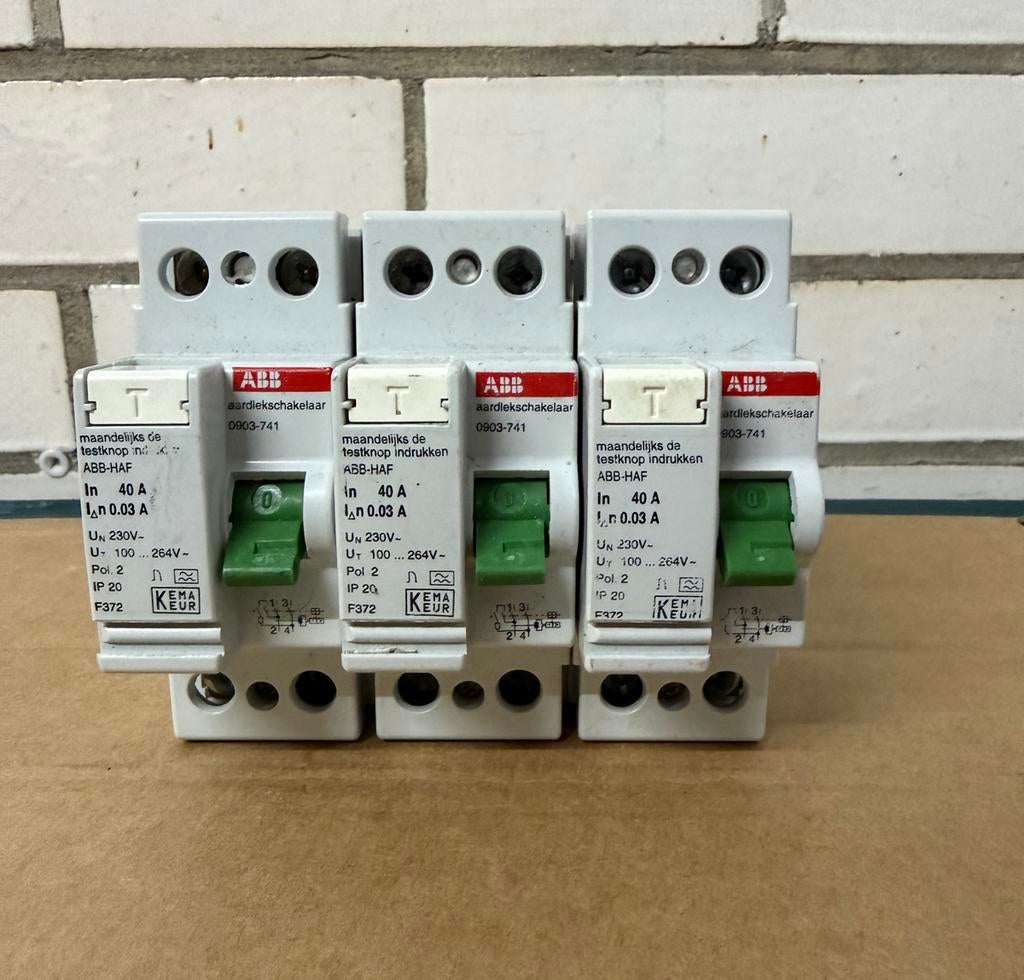 ABB Aardlekschakelaar 40A 0.03A - 3 stuks, Hobby en Vrije tijd, Elektronica-componenten, Ophalen of Verzenden, Zo goed als nieuw