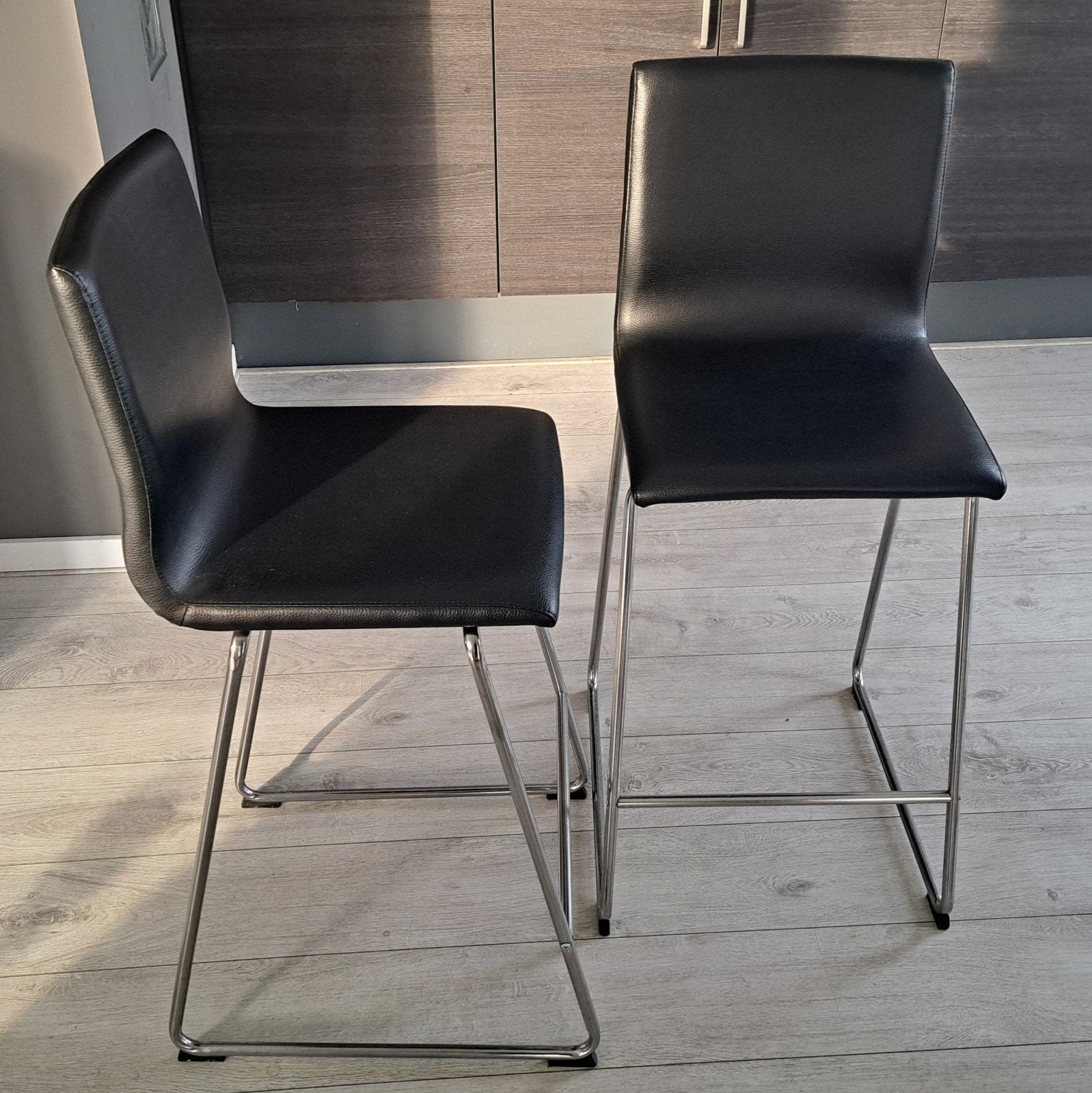 2 Ikea Volfgang barkrukken, zwart kunstleer, 66cm zithoogte, 2 krukken, Ophalen, Zo goed als nieuw, 60 tot 90 cm
