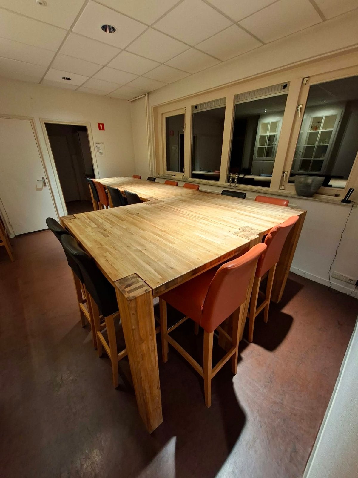 3 Houten bartafels met 16 barkrukken, Ophalen, Gebruikt, 100 tot 150 cm, 50 tot 100 cm