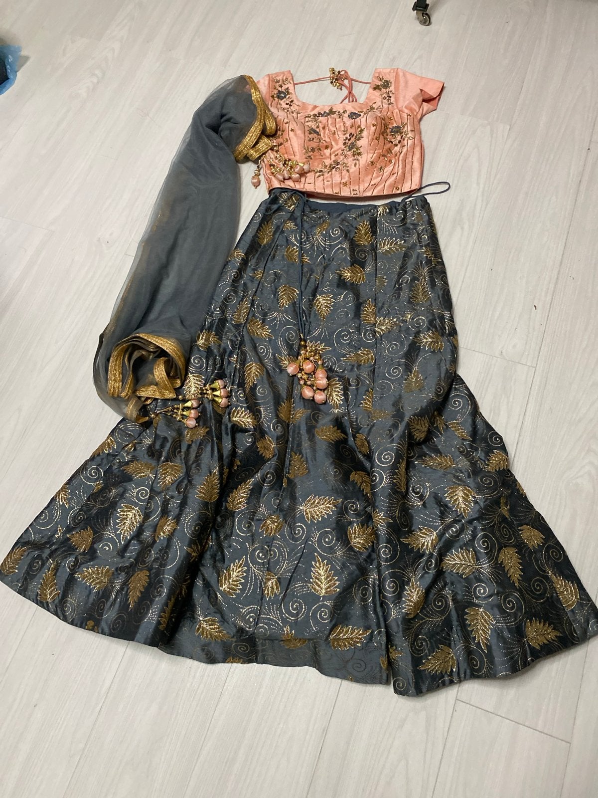 Prachtige Indiase Lehenga Choli met gouden details, Maat 38/40 (M), Ophalen of Verzenden, Zo goed als nieuw, Grijs