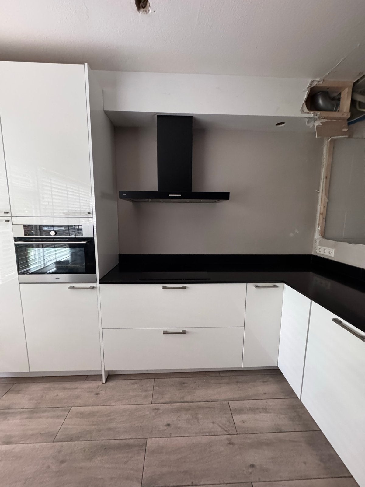 Moderne witte hoekkeuken met zwarte werkbladen, Gebruikt, Overige materialen, Wit, Hoekkeuken