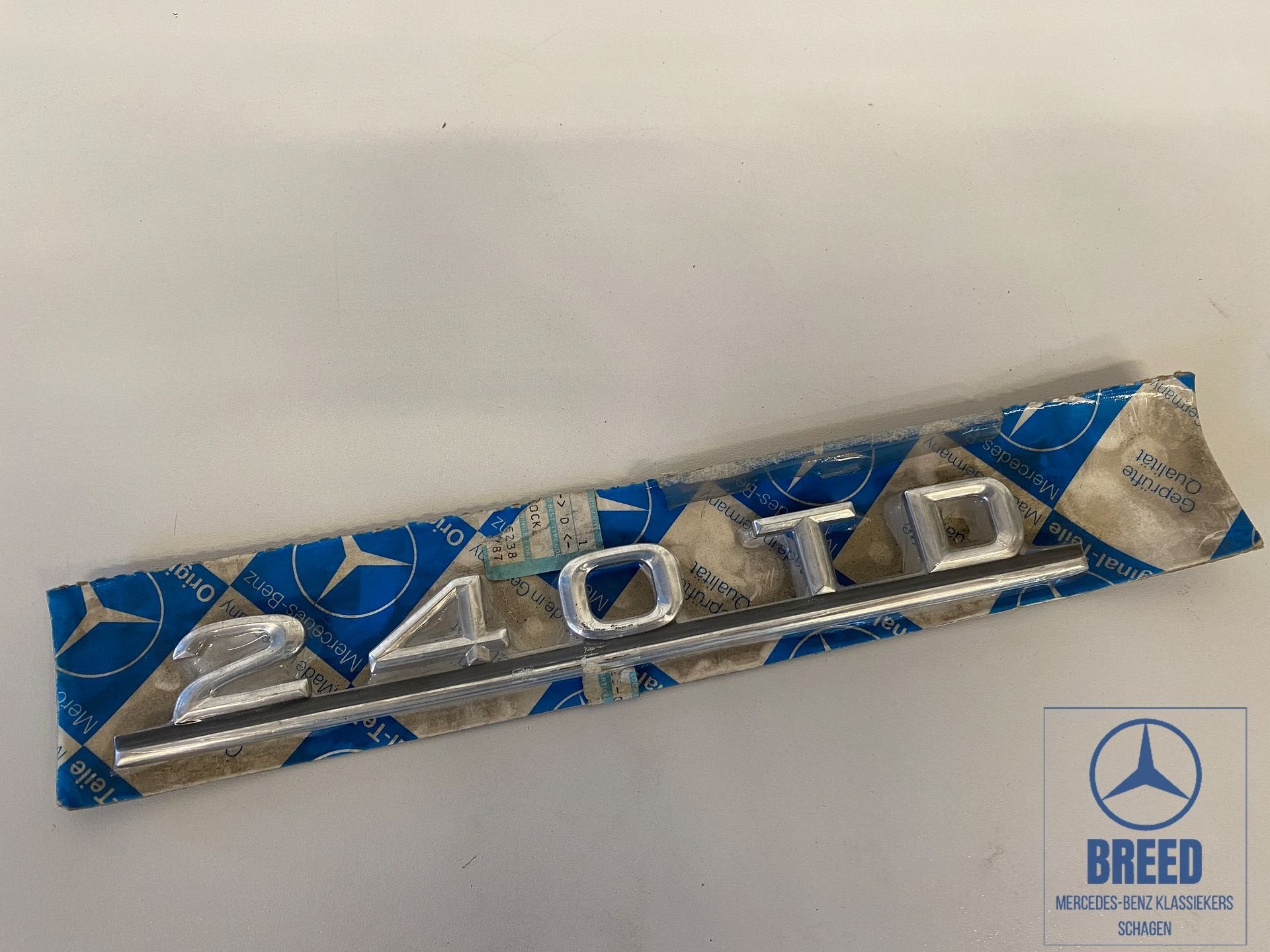 NOS embleem 240TD voor Mercedes-Benz W123 S123, Auto-onderdelen, Carrosserie en Plaatwerk, Mercedes-Benz, Nieuw, Ophalen of Verzenden