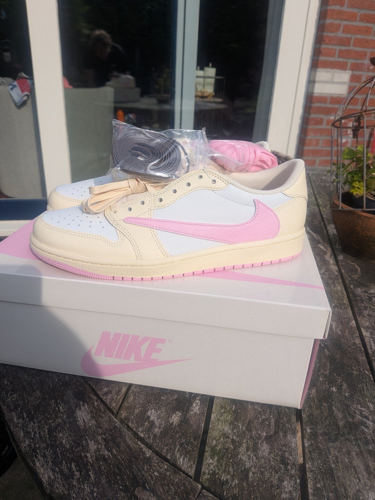 Jordan 1 Low Travis Scott 'Shy Pink' - Maat 43 - Nieuw!, Overige kleuren, Nieuw, Ophalen of Verzenden, Sneakers of Gympen