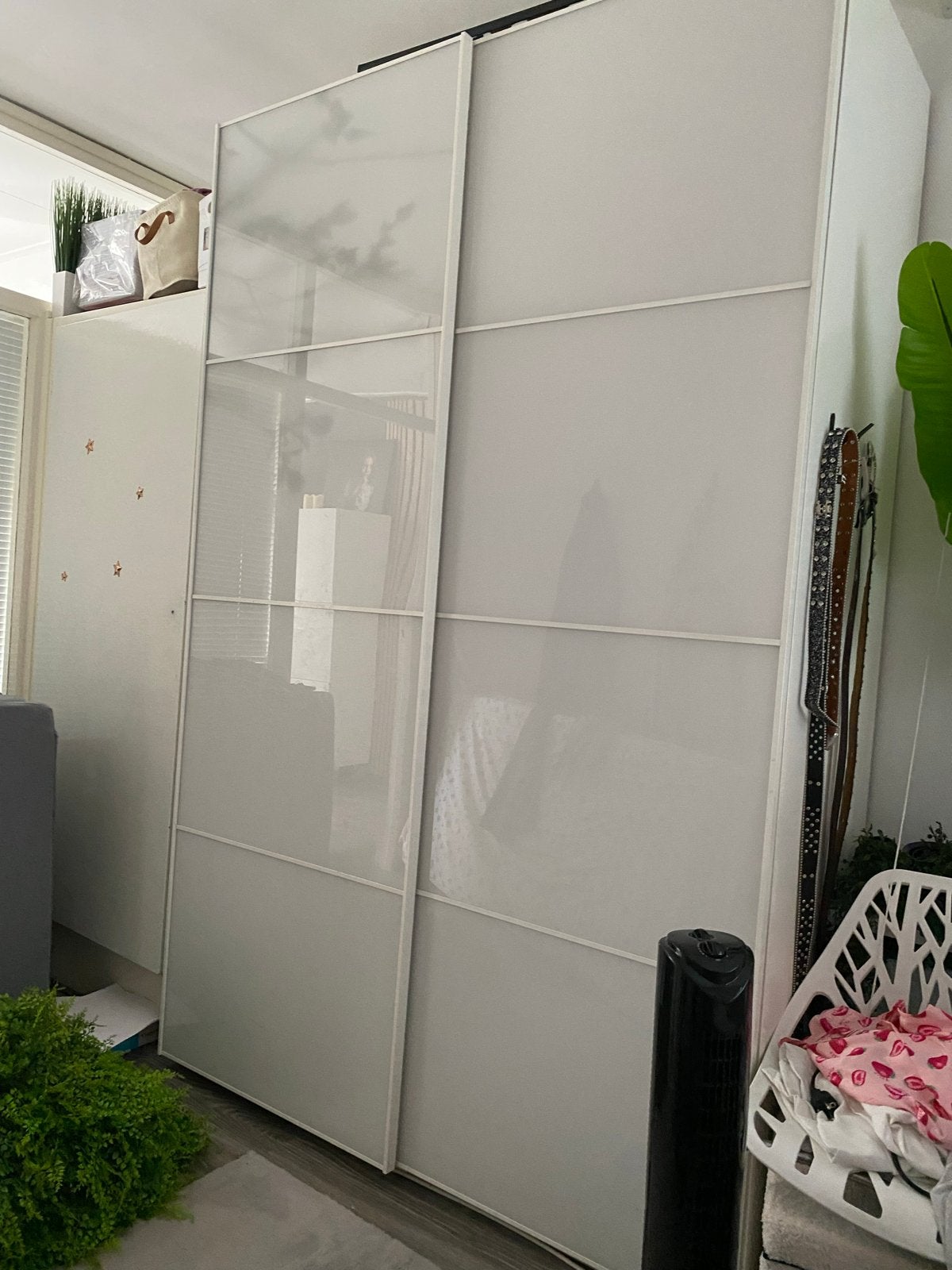 Witte kledingkast met schuifdeuren, Huis en Inrichting, Kasten | Kledingkasten, Ophalen, Overige materialen, Gebruikt, 100 tot 150 cm