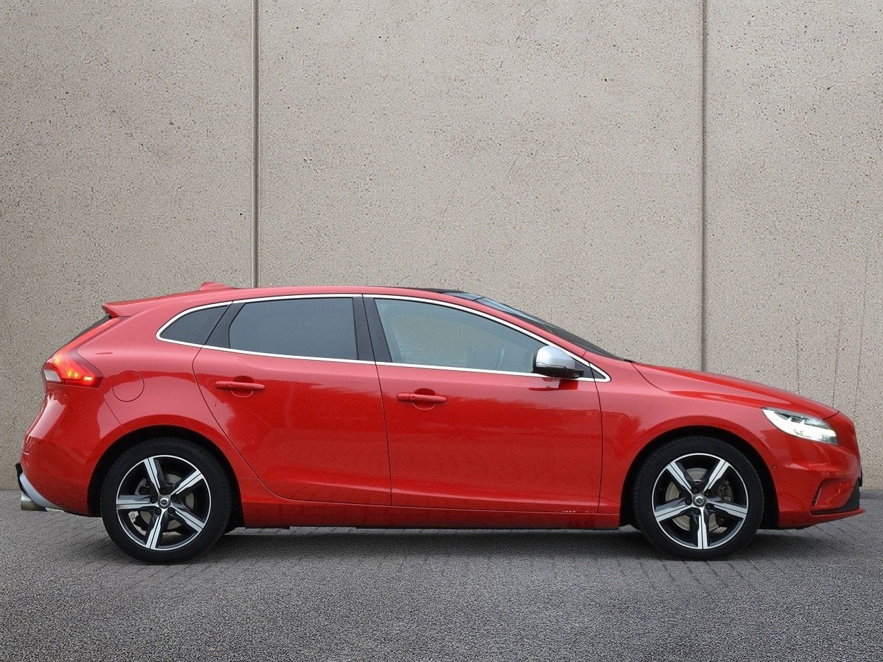 Volvo V40 1.5 T3 152PK Polar+ Sport Automaat | Panoramadak |, 4 cilinders, 700 kg, Leder en Stof, Origineel Nederlands