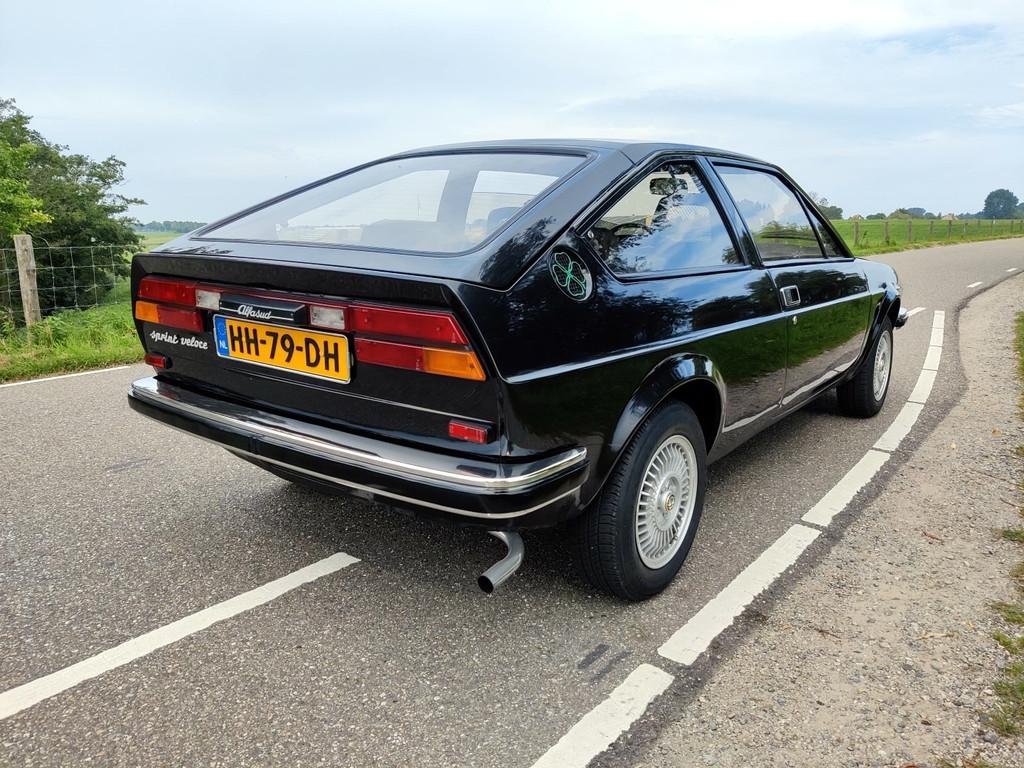 Alfa Romeo Alfasud 1.5 Sprint Veloce | Fully Restored, Voorwielaandrijving, Stof, Zwart, Bruin