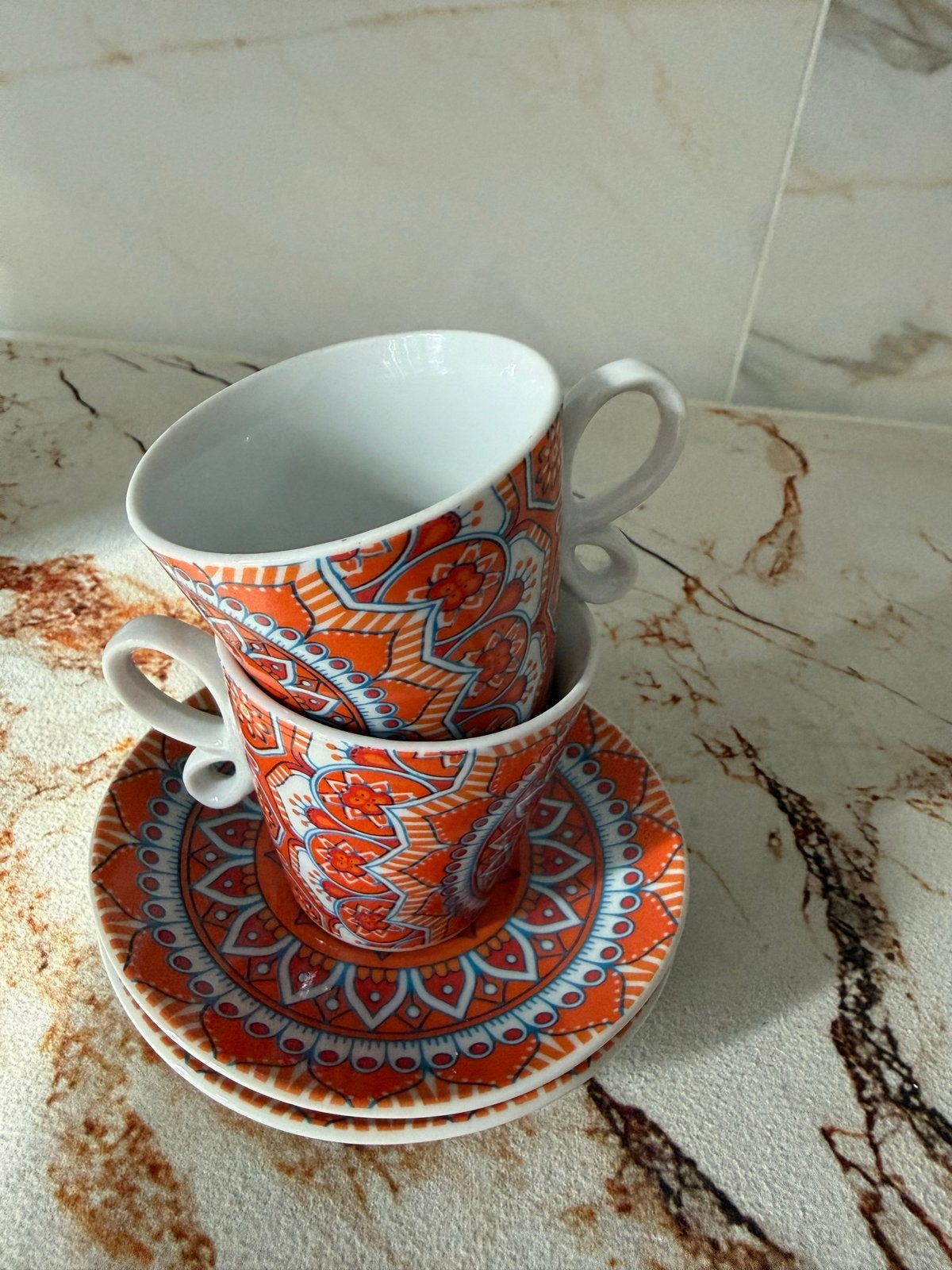 Maison Tortorà Kop en Schotel Set - Oranje Mandala Design, Overige merken, Ophalen of Verzenden, Zo goed als nieuw, Overige stijlen