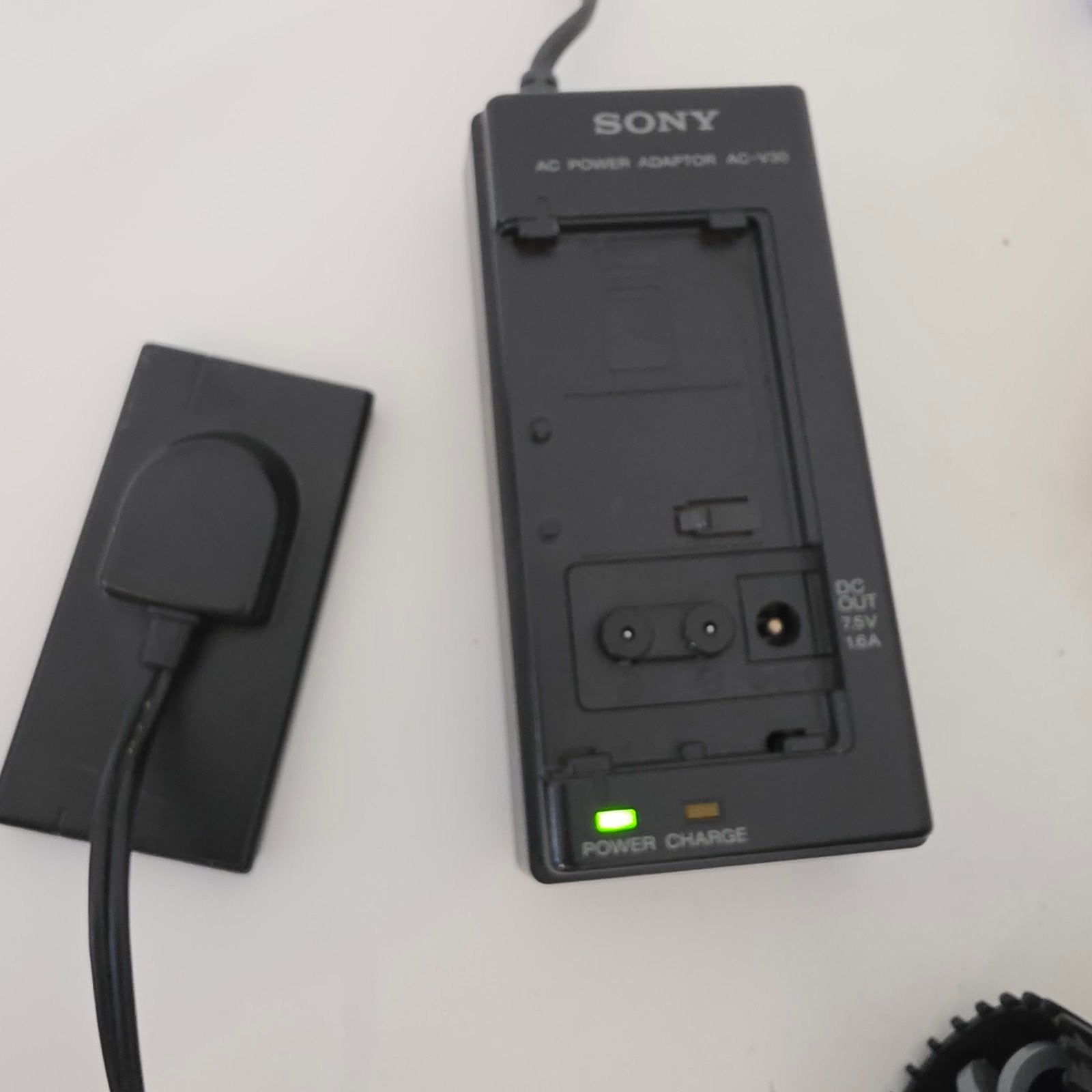 Sony AC-V30 Oplader / Adapter voor Video8 Hi8 NP-Accu, Ophalen of Verzenden, Gebruikt